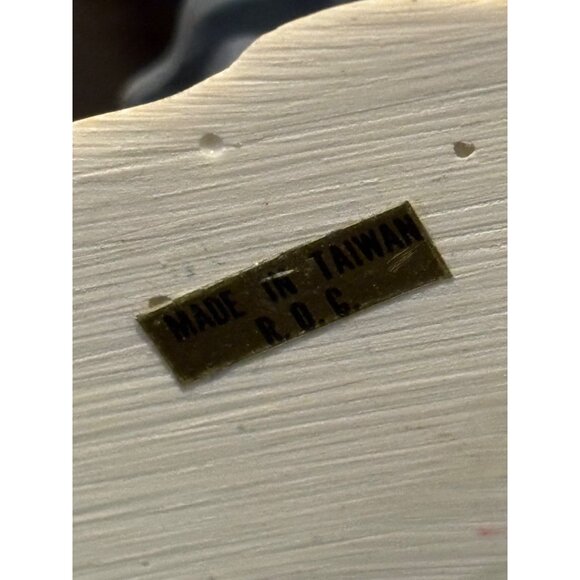 Vintage Christmas Caroler Figurines Set Of 2 Man & Woman Holding Gifts & Wreaths - Picture 5 of 5